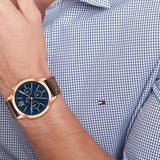 Ρολόι Tommy Hilfiger Morrison 1710526, με καφέ δερμάτινο λουράκι και μπλε καντράν διαμέτρου 44mm με ένδειξη ημερομηνίας/ημέρας.