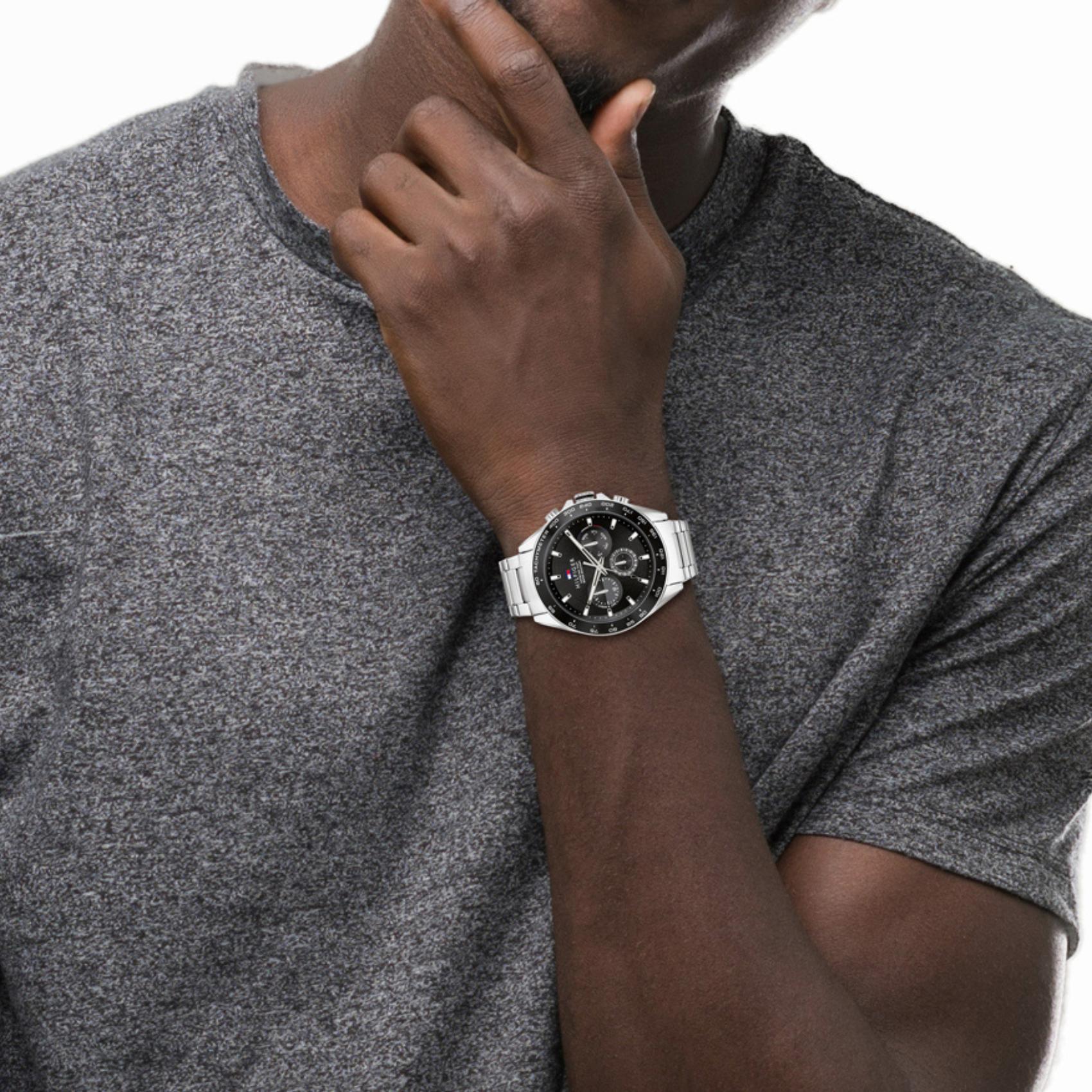 Αντρικό ρολόι Tommy Hilfiger Owen 1791967 με ασημί ατσάλινο μπρασελέ και μαύρο καντράν διαμέτρου 46mm.