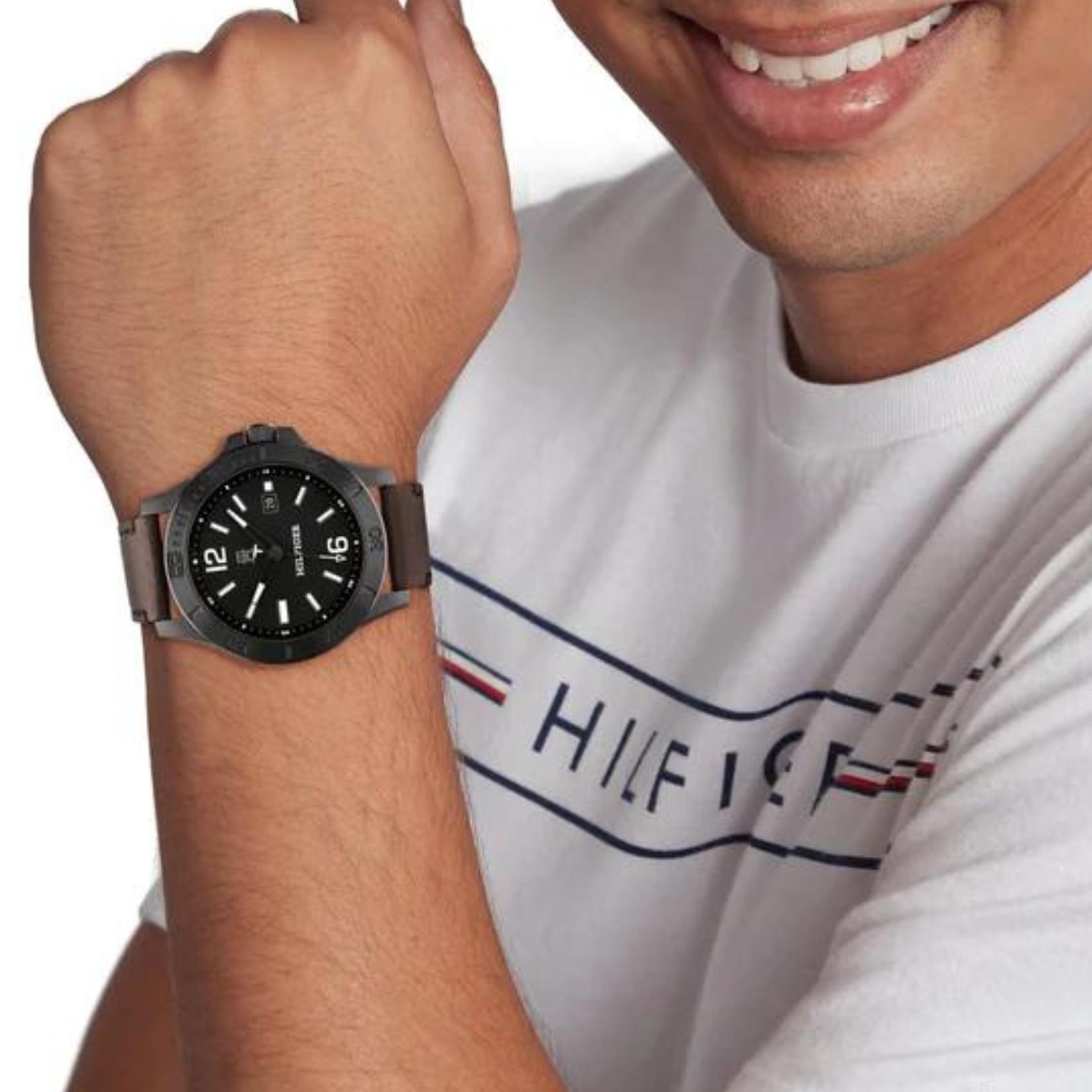 Ρολόι Tommy Hilfiger Ryan 1710530, με καφέ δερμάτινο λουράκι και μαύρο καντράν διαμέτρου 46mm με ένδειξη ημερομηνίας.