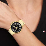 Γυναικείο ρολόι Tommy Hilfiger Siena 1782599 με χρυσό ατσάλινο μπρασελέ και μαύρο καντράν διαμέτρου 40mm με ζιργκόν.