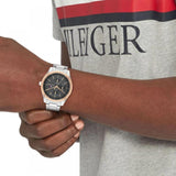 Ανδρικό ρολόι Tommy Hilfiger Tyler 1710541 με ασημί ατσάλινο μπρασελέ και μαύρο καντράν διαμέτρου 43mm με ημερομηνία-ημέρα.