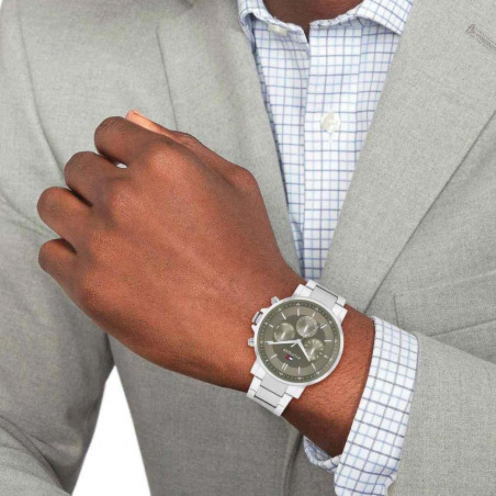 Ανδρικό ρολόι Tommy Hilfiger Tyson 1710587 με ασημί ατσάλινο μπρασελέ και χακί καντράν διαμέτρου 44mm με ημερομηνία-ημέρα.