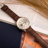 Ανδρικό ρολόι Tommy Hilfiger Weston 1710501 με καφέ δερμάτινο λουράκι και ασημί καντράν διαμέτρου 44mm με ένδειξη ημέρας-ημερομηνίας.
