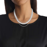 Τριπλό γυναικείο κολιέ Calvin Klein 35000626 ατσάλινο ασημί, φορεμένο.