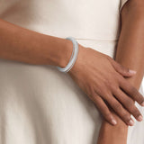 Τριπλό γυναικείο βραχιόλι Calvin Klein 35000625 ατσάλινο ασημί, φορεμένο.