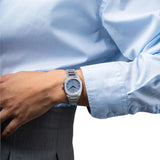 Ρολόι D1 Milano Ultra Thin Indigo Loom D1-UTBL37 φορεμένο σε αντρικό καρπό σε minimal unisex casual στυλ.