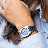 Ρολόι D1 Milano Ultra Thin Indigo Loom D1-UTBL37 φορεμένο σε γυναικείο καρπό σε minimal unisex casual στυλ.