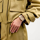 Φορεμένο unisex ρολόι D1 Milano Akebia Mesh D1-PCBU15 με μπεζ πολυκαρμπονικό μπρασελέ και minimal αισθητική.