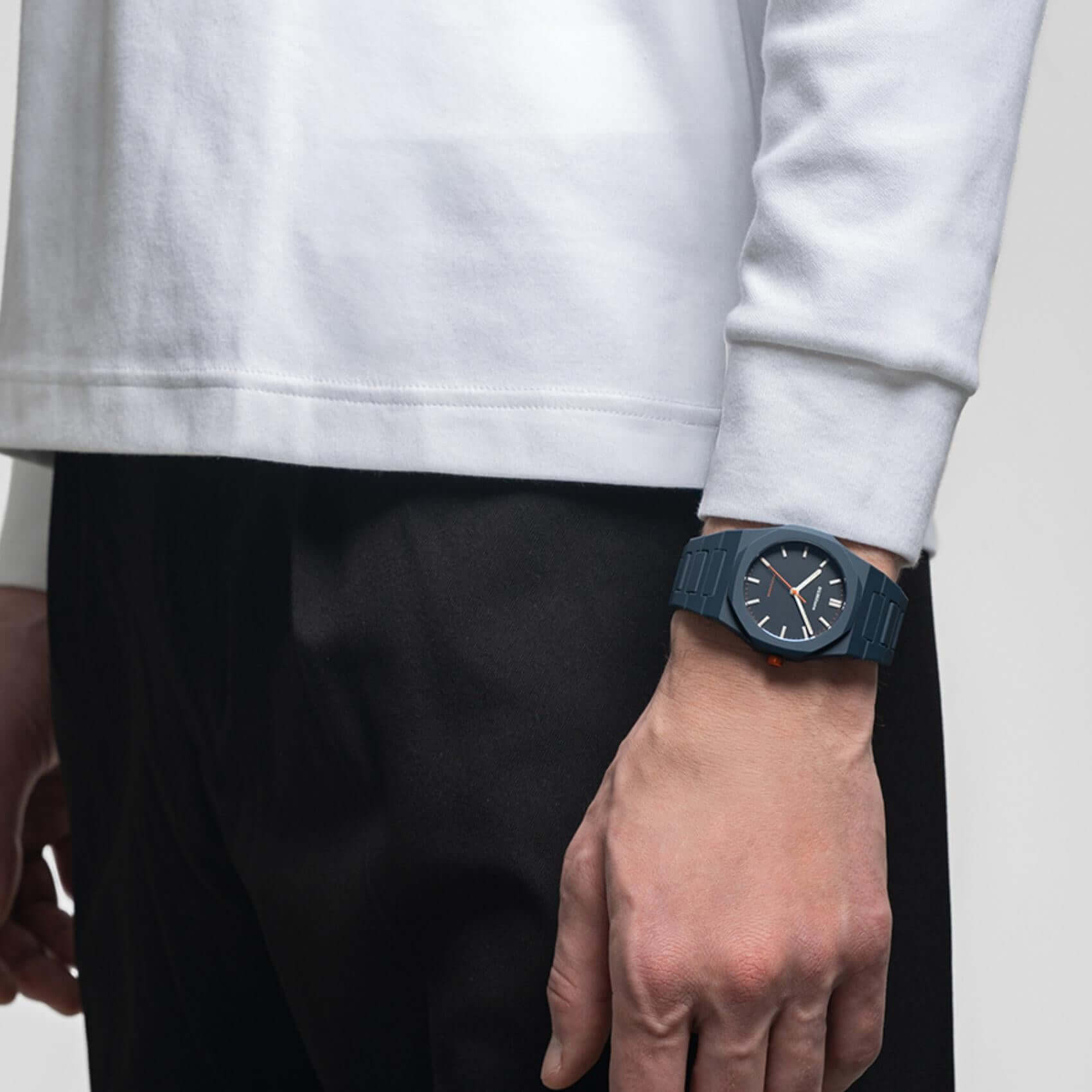 Φορεμένο unisex ρολόι D1 Milano Blue Legacy D1-PCBJ41 σε ανδρικό χέρι με μπλε πολυκαρμπονικό μπρασελέ.