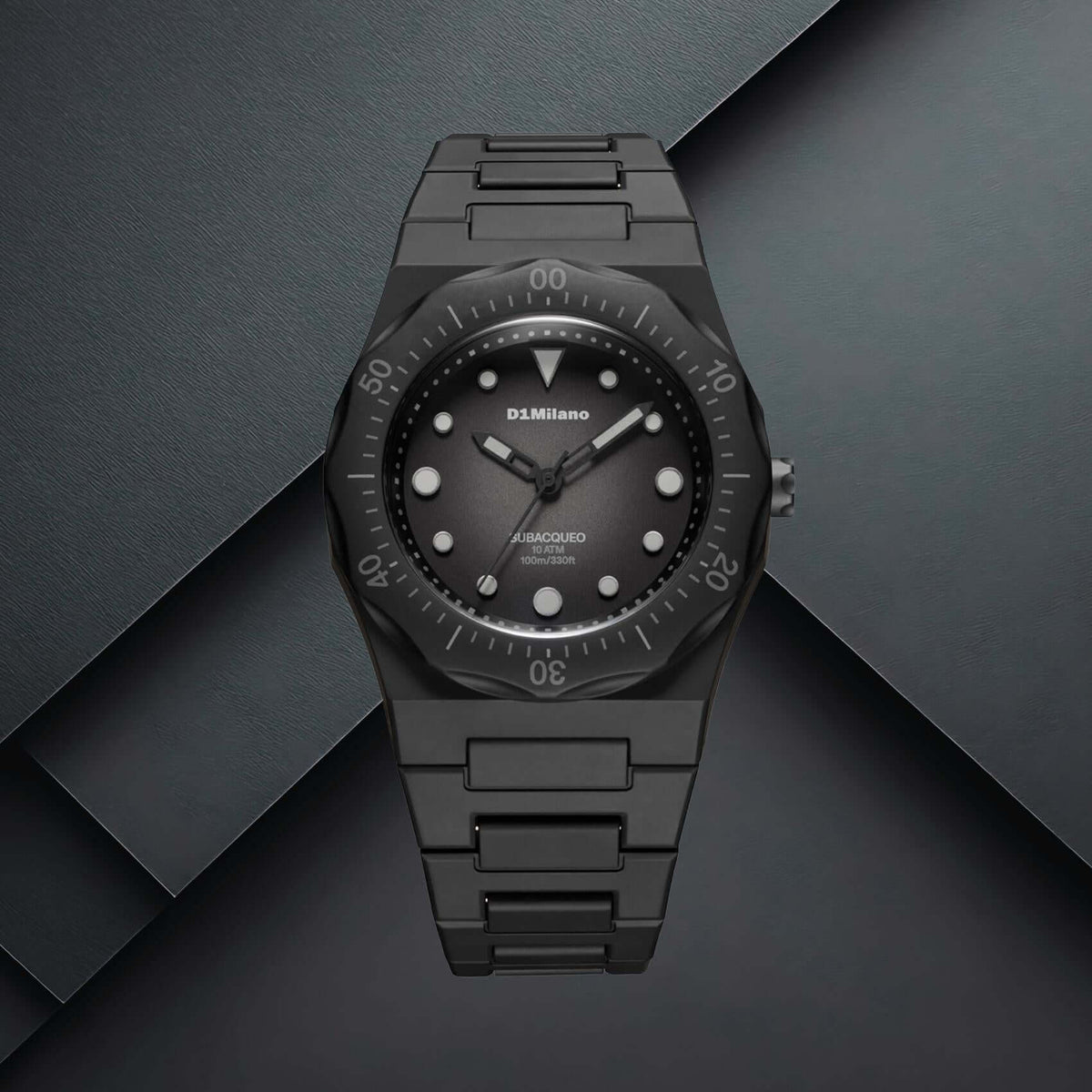 Unisex ρολόι D1 Milano Carbon Diver D1-PDBJ01 σε studio background με μαύρο πολυκαρμπονικό μπρασελέ και μαύρο καντράν.