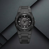 Unisex ρολόι D1 Milano Carbon Diver D1-PDBJ01 σε studio background με μαύρο πολυκαρμπονικό μπρασελέ και μαύρο καντράν.