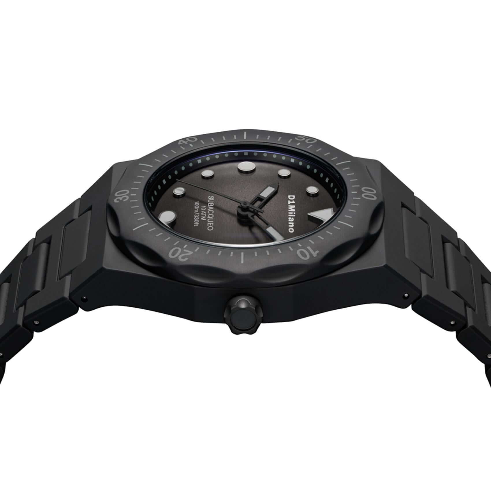 Πλάγια όψη του unisex ρολογιού D1 Milano Carbon Diver D1-PDBJ01 με μαύρη πολυκαρμπονική κάσα και μπρασελέ.