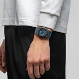 Φορεμένο unisex ρολόι D1 Milano Carbon Diver D1-PDBJ02 με μπλε πολυκαρμπονικό μπρασελέ και sporty αισθητική.