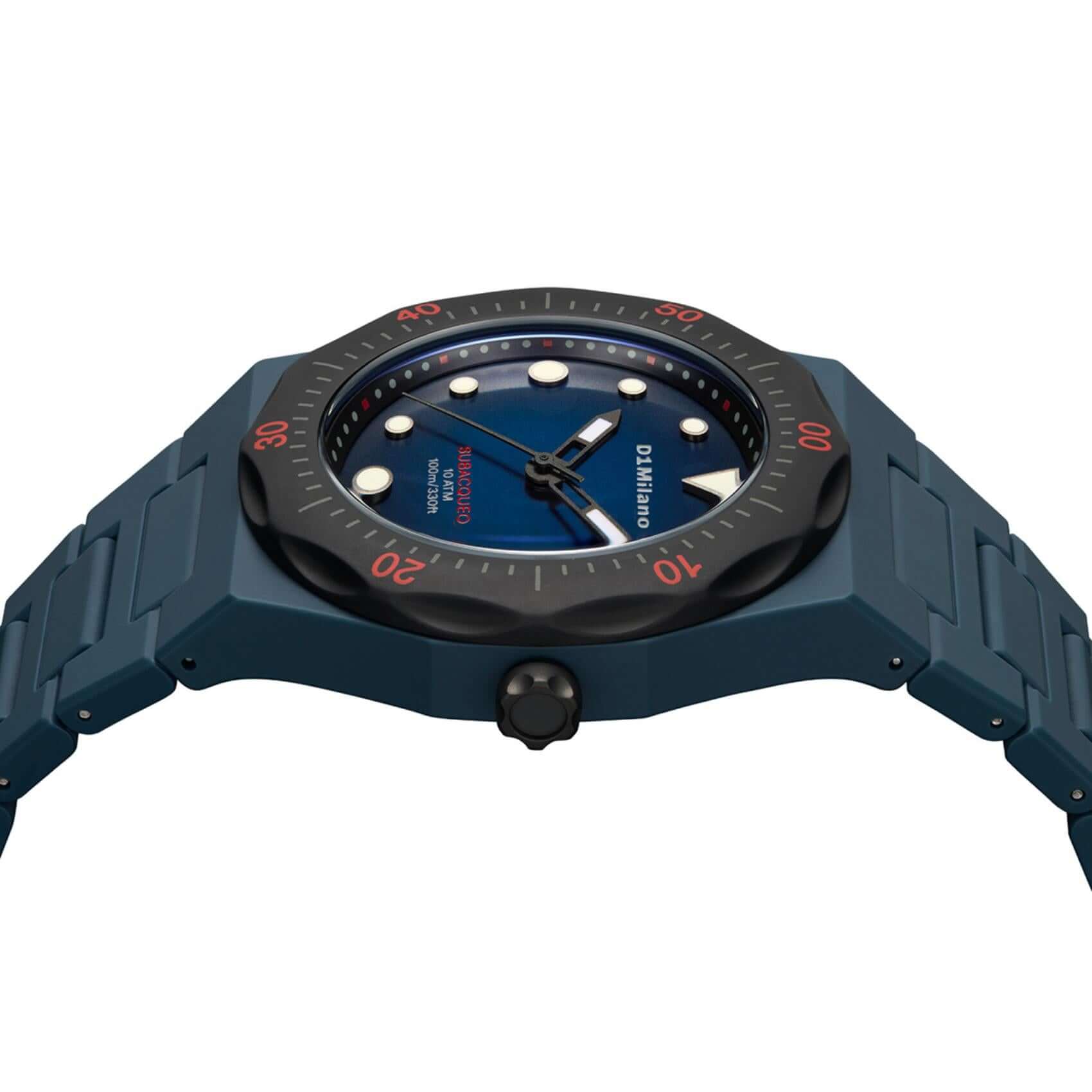 Κοντινό στο καντράν του unisex ρολογιού D1 Milano Carbon Diver D1-PDBJ02 με μπλε dial και λευκές, μαύρες κόκκινες λεπτομέρειες.