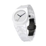 Κοντινό στο λευκό καντράν του D1 Milano D1-CEBU02 με λεπτούς δείκτες και κρύσταλλο ζαφειριού υψηλής καθαρότητας και στο κούμπωμα