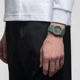 Φορεμένο unisex ρολόι D1 Milano Green Legacy D1-PCBJ42 σε ανδρικό χέρι με πράσινο πολυκαρμπονικό μπρασελέ.