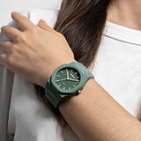Φορεμένο unisex ρολόι D1 Milano Green Legacy D1-PCBJ42 σε γυναικείο χέρι με πράσινο πολυκαρμπονικό μπρασελέ.