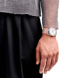 Ρολόι D1 Milano D1-NYBJ01 φορεμένο σε καρπό, με διαφανές λουράκι nylon και λευκό καντράν Ø39 mm.