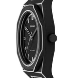 Κοντινό στο μαύρο καντράν του D1 Milano D1-PCBJ33 με καθαρές γραμμές και minimal index markers.