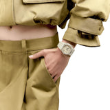 Ρολόι D1 Milano D1-PCBU16 φορεμένο σε καρπό, με μπεζ πολυκαρμπονικό μπρασελέ και κάσα Ø37 mm σε μονοχρωματικό minimal στυλ.