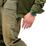 Ρολόι D1 Milano D1-PCBU10 φορεμένο σε καρπό με πράσινο πολυκαρμπονικό μπρασελέ και κάσα Ø37 mm σε μονοχρωματικό minimal ύφος.