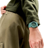 Ρολόι D1 Milano D1-PCBU10 φορεμένο σε καρπό με πράσινο πολυκαρμπονικό μπρασελέ και κάσα Ø37 mm σε μονοχρωματικό minimal ύφος.