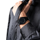 Ρολόι D1 Milano Black Mirror D1-UTBU09 φορεμένο σε καρπό με full black εμφάνιση και minimal σχεδιασμό.