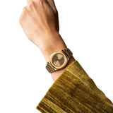 Ρολόι D1 Milano Gold Mellow D1-UHBL02 φορεμένο σε καρπό με full gold αισθητική