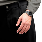 Ρολόι D1 Milano Ultra Thin Re-Gun D1-UTBJ41 φορεμένο σε καρπό με ανθρακί μπρασελέ και matte black καντράν