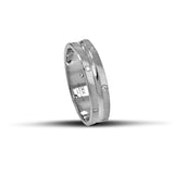 Μοντέρνες λευκόχρυσες βέρες γάμου 5mm με σαγρέ επιφάνεια, λουστρέ γραμμή στο κέντρο και διακριτικά ζιργκόν, ιδανικές για ζευγάρια που αγαπούν την εκλεπτυσμένη κομψότητα, διαθέσιμες σε 9, 14, 18 ή 22 καράτια.