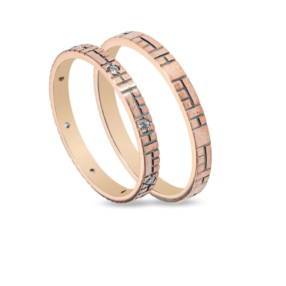 Πρωτότυπες Βέρες Γάμου MASCHIO FEMMINA SL42. Πλάτος: 2.4mm. Φινίρισμα Ματ. Χρώμα: Ρόζ Χρυσό.  Σχέδια: γεωμετρικά σε μαύρο. Ζιργκόν: στη γυναικεία βέρα.