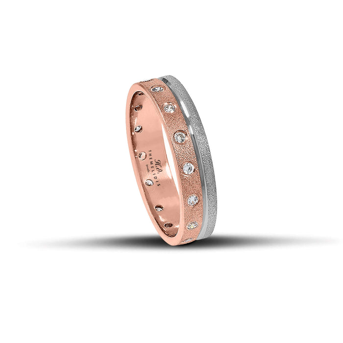 Μοντέρνες δίχρωμες βέρες γάμου WR302, πλάτους 4.5mm από ροζ χρυσό και λευκόχρυσο με ματ φινίρισμα, λεπτή λουστρέ γραμμή και λαμπερά ζιργκόν, διαθέσιμες σε 9, 14, 18 ή 22 καράτια. 