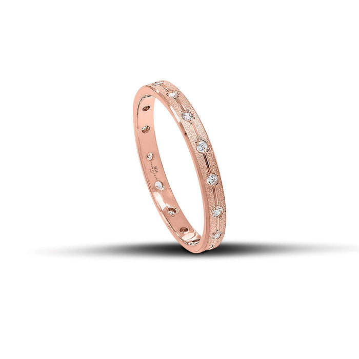 Μοντέρνες ροζ χρυσές βέρες γάμου WR325 2.5mm με ματ φινίρισμα, λεπτή λουστρέ γραμμή στο κέντρο και λαμπερά ζιργκόν, ιδανικές για ζευγάρια που αγαπούν τη ρομαντική πολυτέλεια και την εκλεπτυσμένη κομψότητα, διαθέσιμες σε 9, 14, 18 ή 22 καράτια.