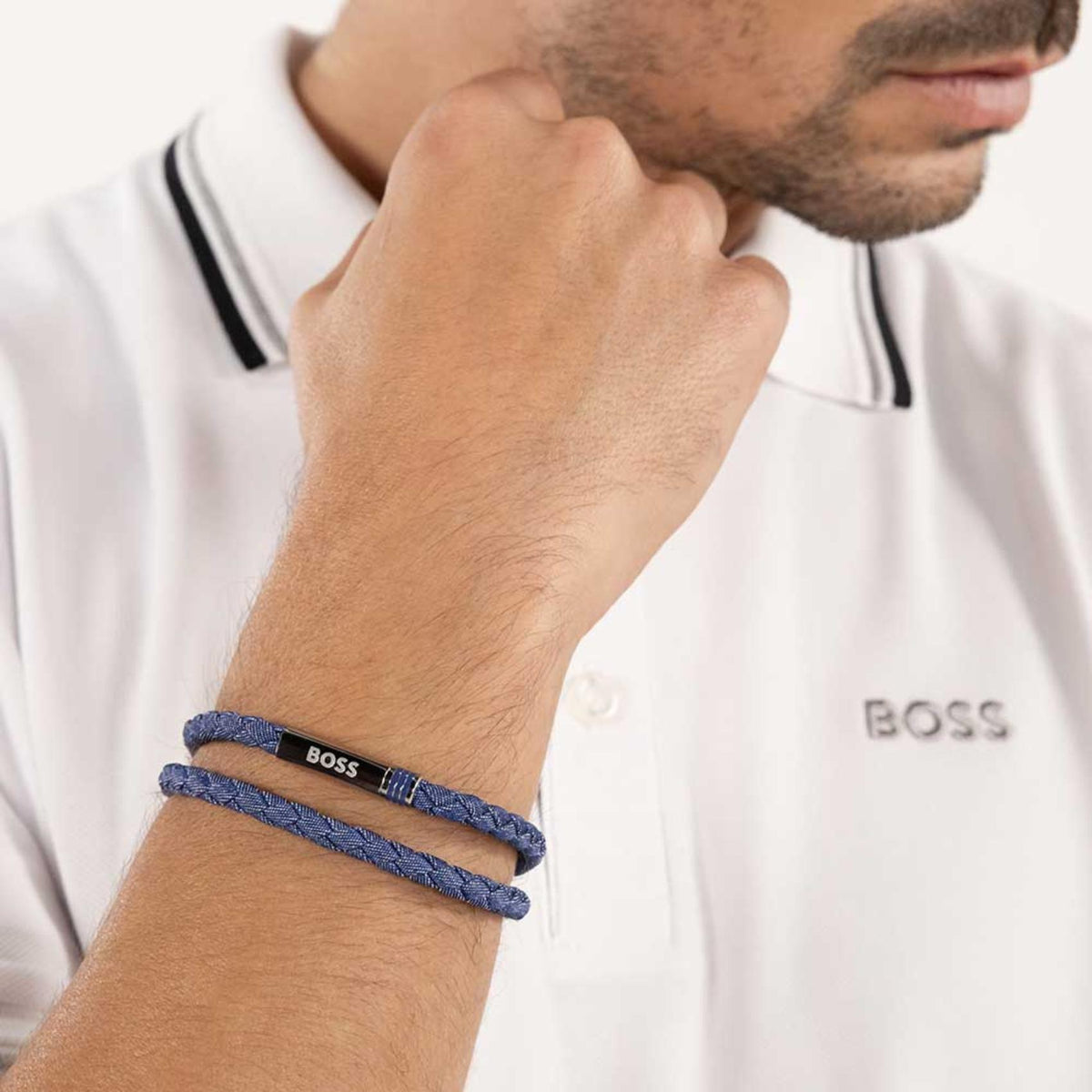 Ανδρικό δερμάτινο βραχιόλι Boss 1580800 σε μπλε χρώμα με μαγνητικό κούμπωμα και λογότυπο φορεμένο στον καρπό