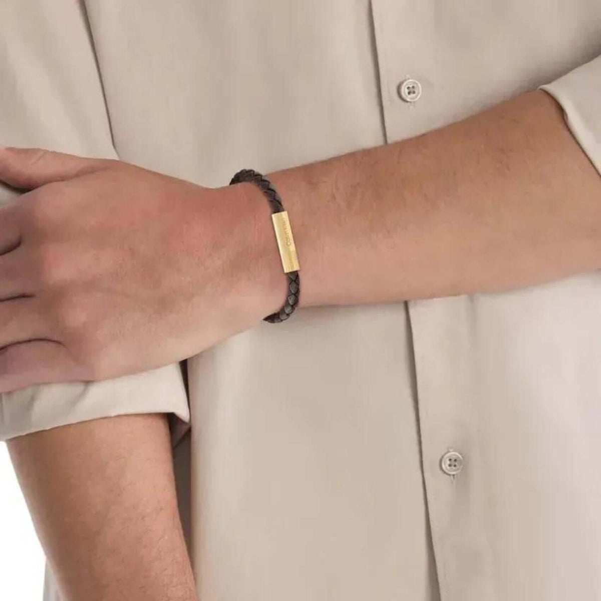 Ανδρικό βραχιόλι Calvin Klein 35100027 από καφέ δέρμα με χρυσό κούμπωμα.