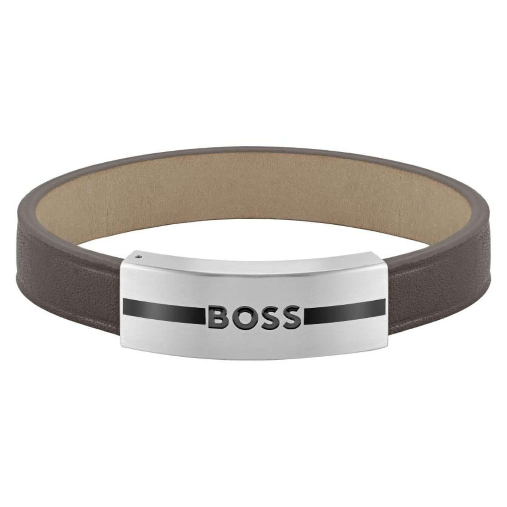 Ανδρικό δερμάτινο βραχιόλι Boss 1580496M σε καφέ χρώμα με ασημί μεταλλικό στοιχείο.