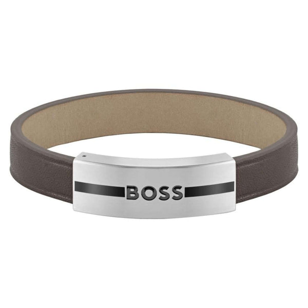Ανδρικό δερμάτινο βραχιόλι Boss 1580496M σε καφέ χρώμα με ασημί μεταλλικό στοιχείο.