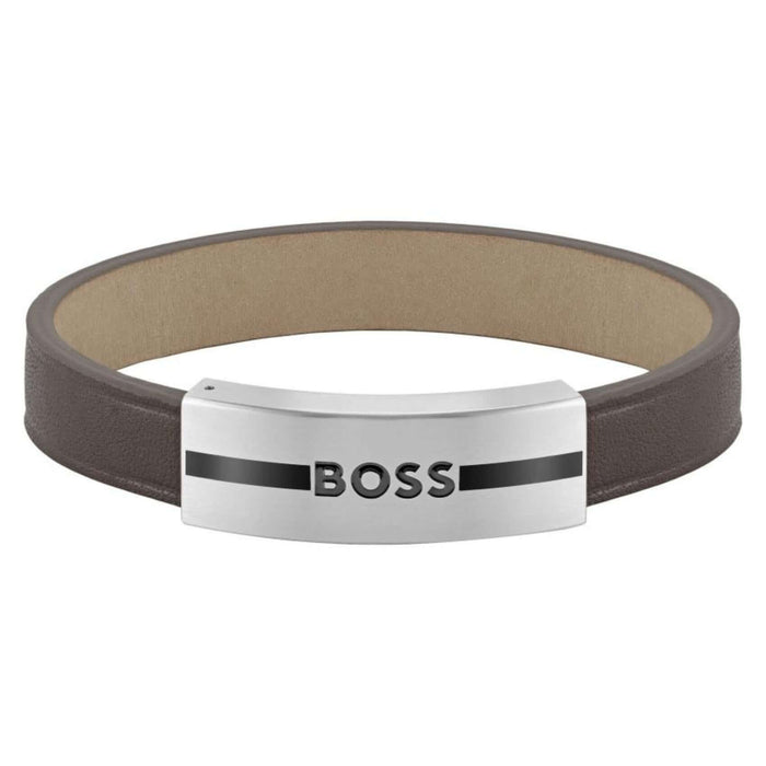 Ανδρικό δερμάτινο βραχιόλι Boss 1580496M σε καφέ χρώμα με ασημί μεταλλικό στοιχείο.