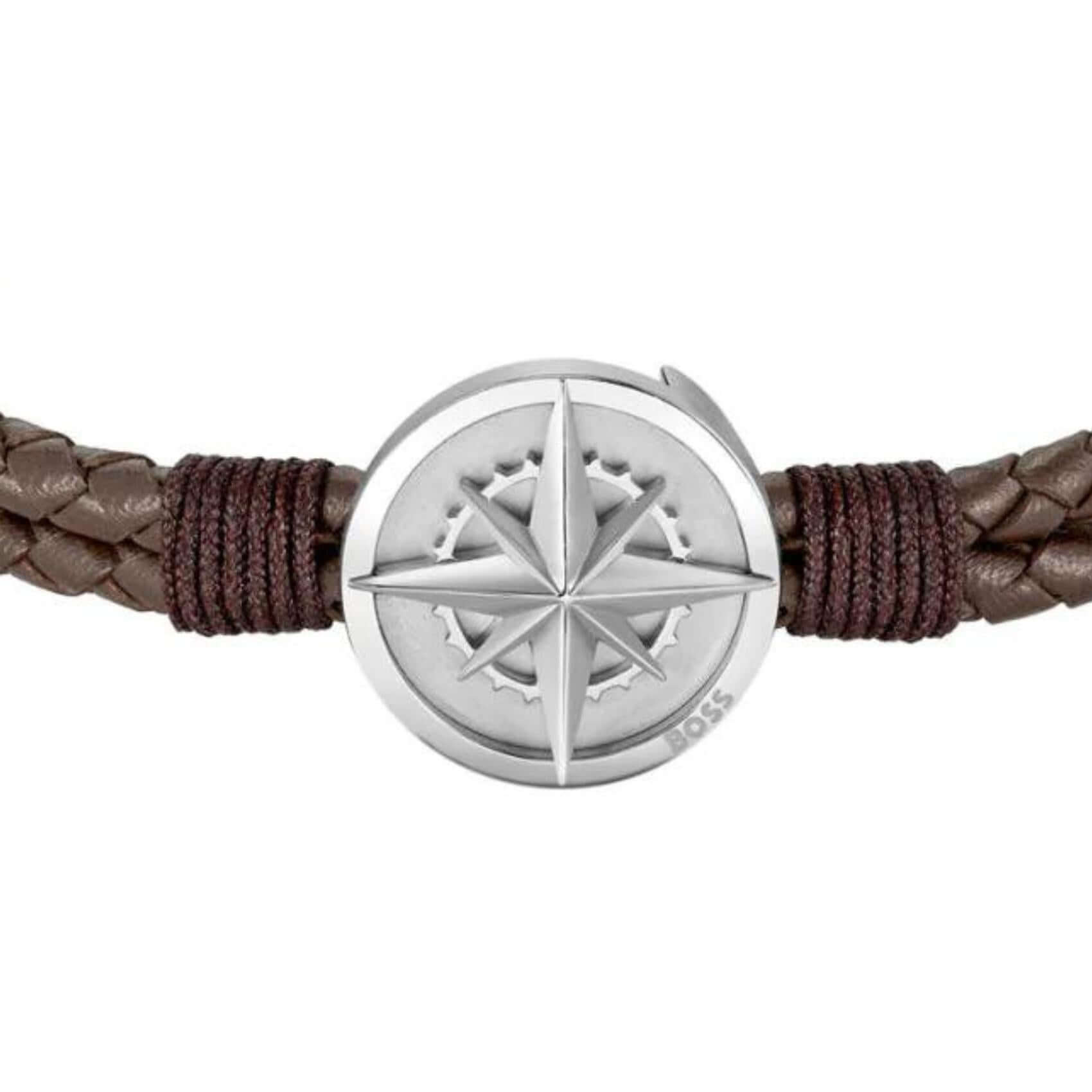 Ανδρικό δερμάτινο βραχιόλι Boss 1580497M σε καφέ χρώμα με ατσάλινη πυξίδα σε ασημί χρώμα.