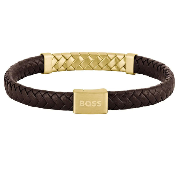 Ανδρικό δερμάτινο βραχιόλι Boss 1580675M σε καφέ χρώμα με πλεκτό σχέδιο και κούμπωμα σε χρυσό χρώμα.