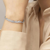 Γυναικείο Βραχιόλι Lacoste 2040509 με ζιργκόν. Το βραχιόλι είναι κατασκευασμένο από ανοξείδωτο ατσάλι σε ασημί χρώμα και διαθέτει μια λεπτή αλυσίδα διακοσμημένη με τα iconic σύμβολα του brand, τους κροκόδειλους.