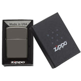 Αντιανεμικός αναπτήρας Zippo Black Ice 150 σε γκρι σκούρο χρώμα και γυαλιστερή υφή με δυνατότητα χαράγματος για ένα προσωποποιημένο δώρο.