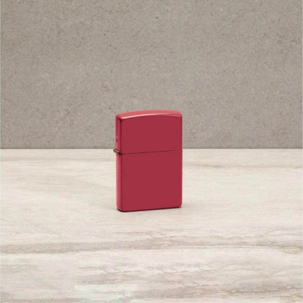 Αντιανεμικός αναπτήρας Zippo Classic Brick 49844 σε κόκκινο χρώμα και ματ υφή με δυνατότητα χαράγματος για ένα προσωποποιημένο δώρο.