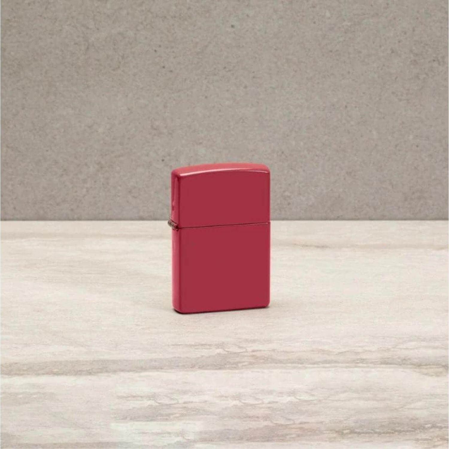 Αντιανεμικός αναπτήρας Zippo Classic Brick 49844 σε κόκκινο χρώμα και ματ υφή με δυνατότητα χαράγματος για ένα προσωποποιημένο δώρο.