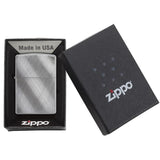 Αντιανεμικός αναπτήρας Zippo Classic Diagonal Weave 28182 σε ασημί χρώμα με ματ υψή και διαγώνιες γραμμές και δυνατότητα χαράγματος για ένα προσωποποιημένο δώρο.