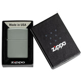 Αντιανεμικός αναπτήρας Zippo Classic Sage 49843 σε γκρι χρώμα και γυαλιστερή υφή με δυνατότητα χαράγματος για ένα προσωποποιημένο δώρο.