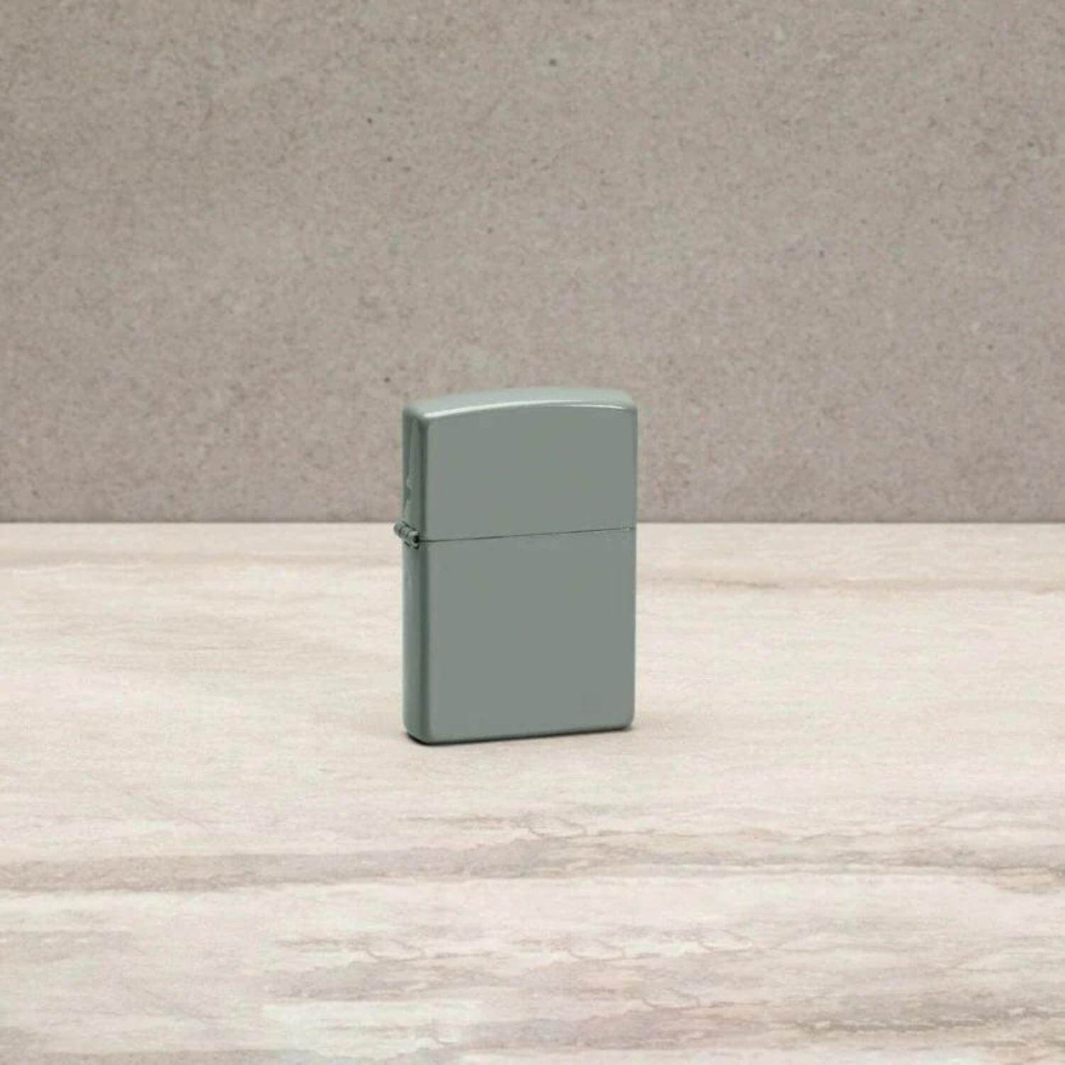 Αντιανεμικός αναπτήρας Zippo Classic Sage 49843 σε γκρι χρώμα και γυαλιστερή υφή με δυνατότητα χαράγματος για ένα προσωποποιημένο δώρο.