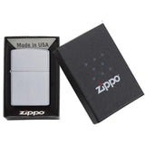 Αντιανεμικός αναπτήρας Zippo Classic Satin 205 σε γκρι χρώμα και σατινέ φινίρισμα με δυνατότητα χαράγματος για ένα προσωποποιημένο δώρο.