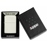 Αντιανεμικός αναπτήρας Zippo Glow 49193 σε λευκό χρώμα που φωσφορίζει στο σκοτάδι με δυνατότητα χαράγματος για ένα προσωποποιημένο δώρο.