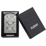 Αντιανεμικός αναπτήρας Zippo Jack Daniels 29817 σε ασημί μεταλλικό χρώμα και δυνατότητα χαράγματος για ένα προσωποποιημένο δώρο.